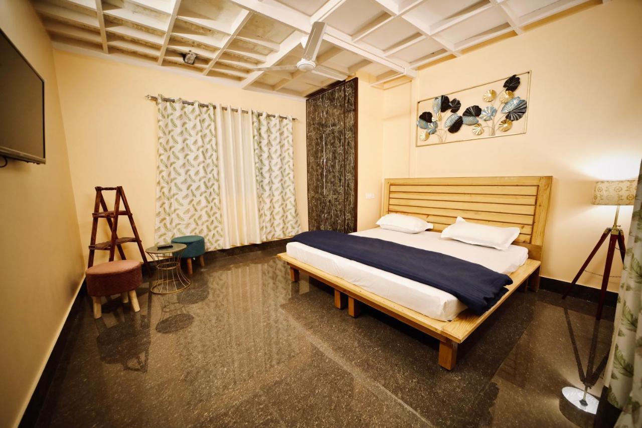 Hotel The Location, A Penthouse Dehradun Exterior foto