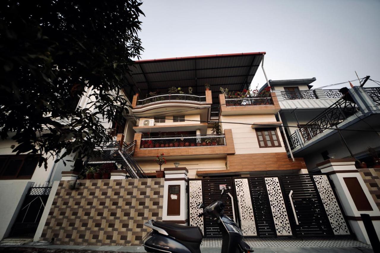 Hotel The Location, A Penthouse Dehradun Exterior foto